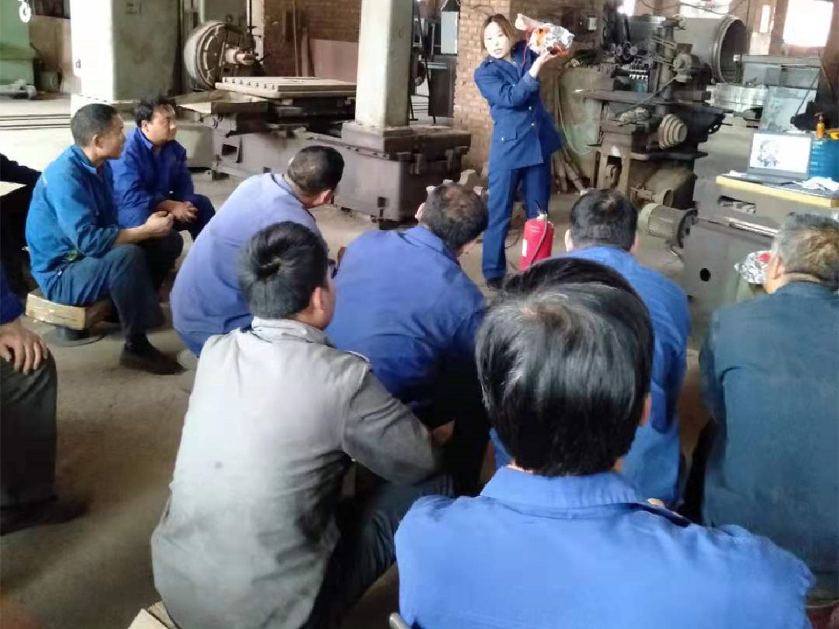 全民關(guān)注消防，生命安全至上——企業(yè)組織員工進行消防安全培訓(xùn)
