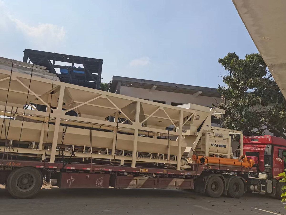 周口柘城客戶回購(gòu)HZS50型混凝土攪拌站裝車發(fā)貨